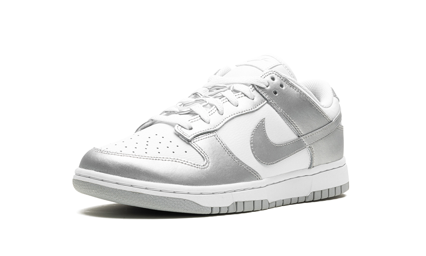 DUNK LOW WMNS "Metallic Silver"