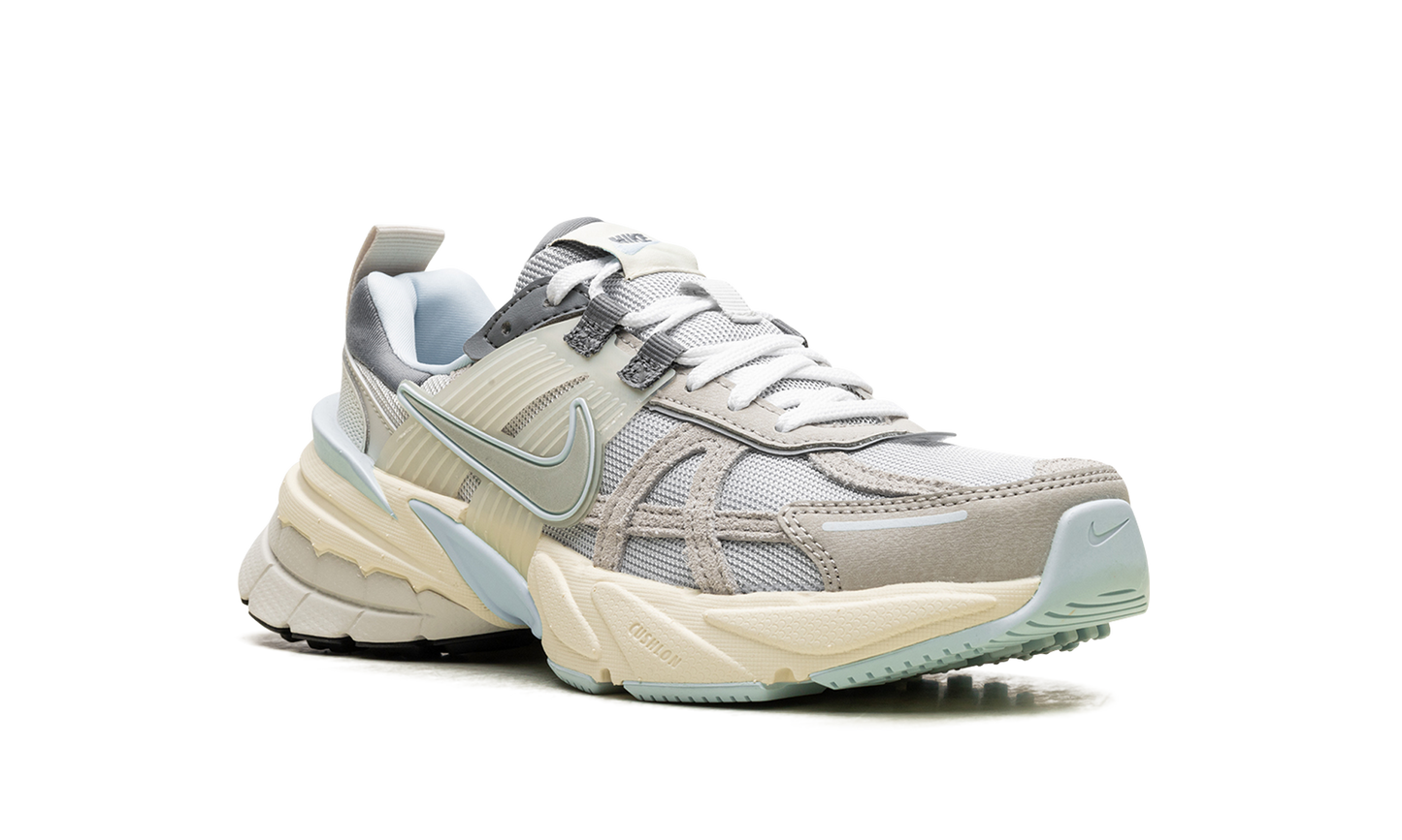 V2K Run WMNS "METALLIC PLATINUM"