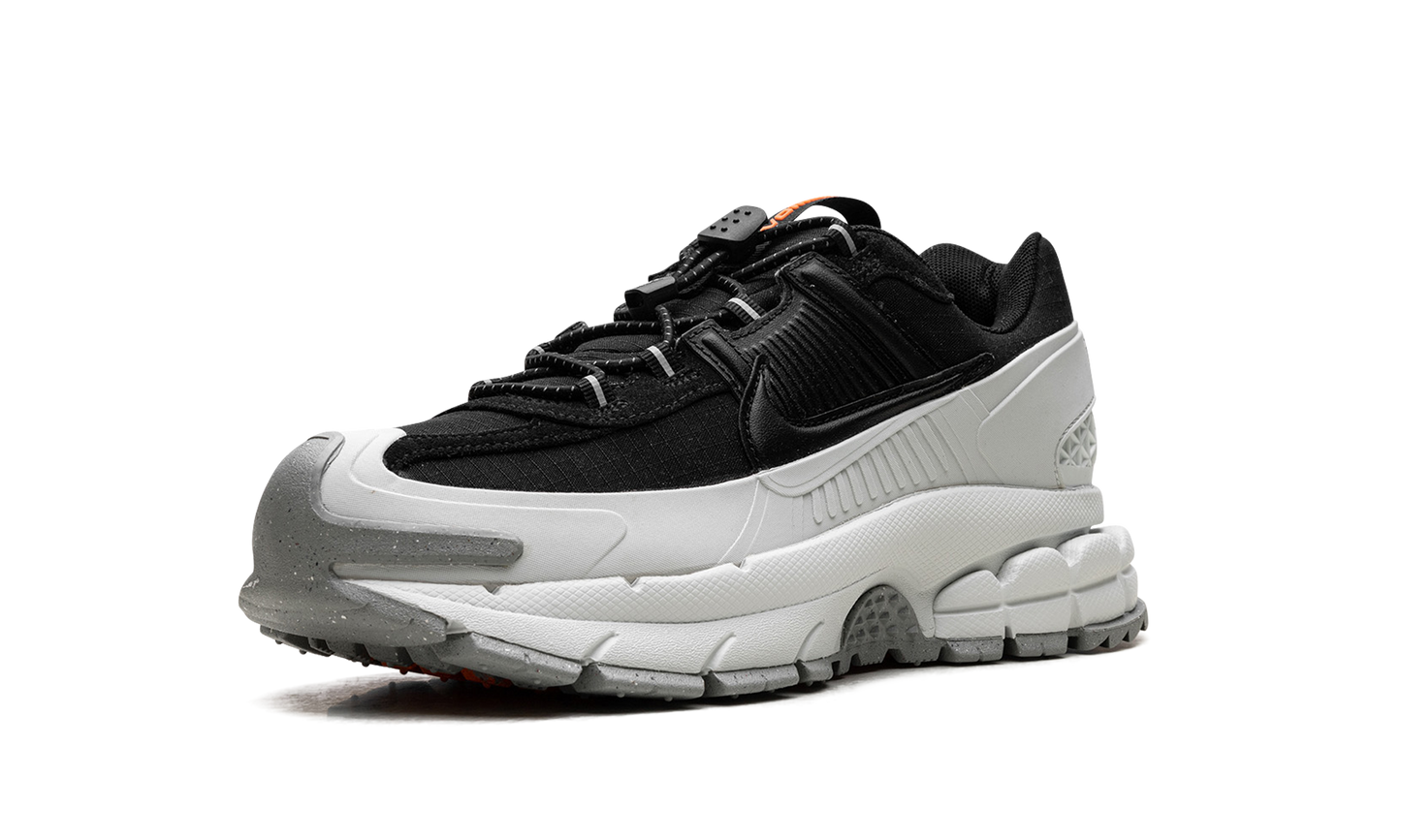 Zoom Vomero 5 Roam "Black Light Silver"