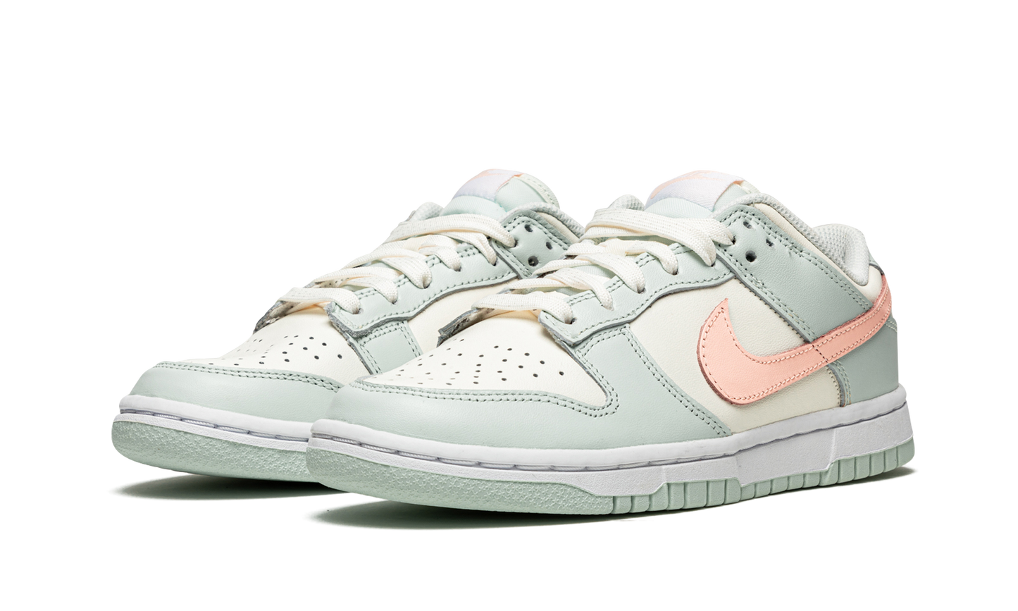 DUNK LOW WMNS "Barely Green"
