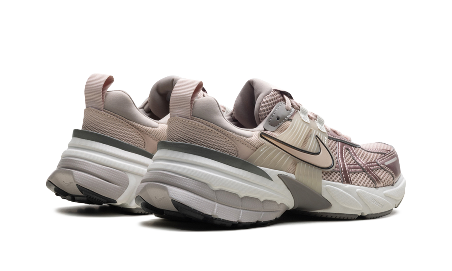 V2K Run WMNS "Particle Beige College Grey Light Bone"