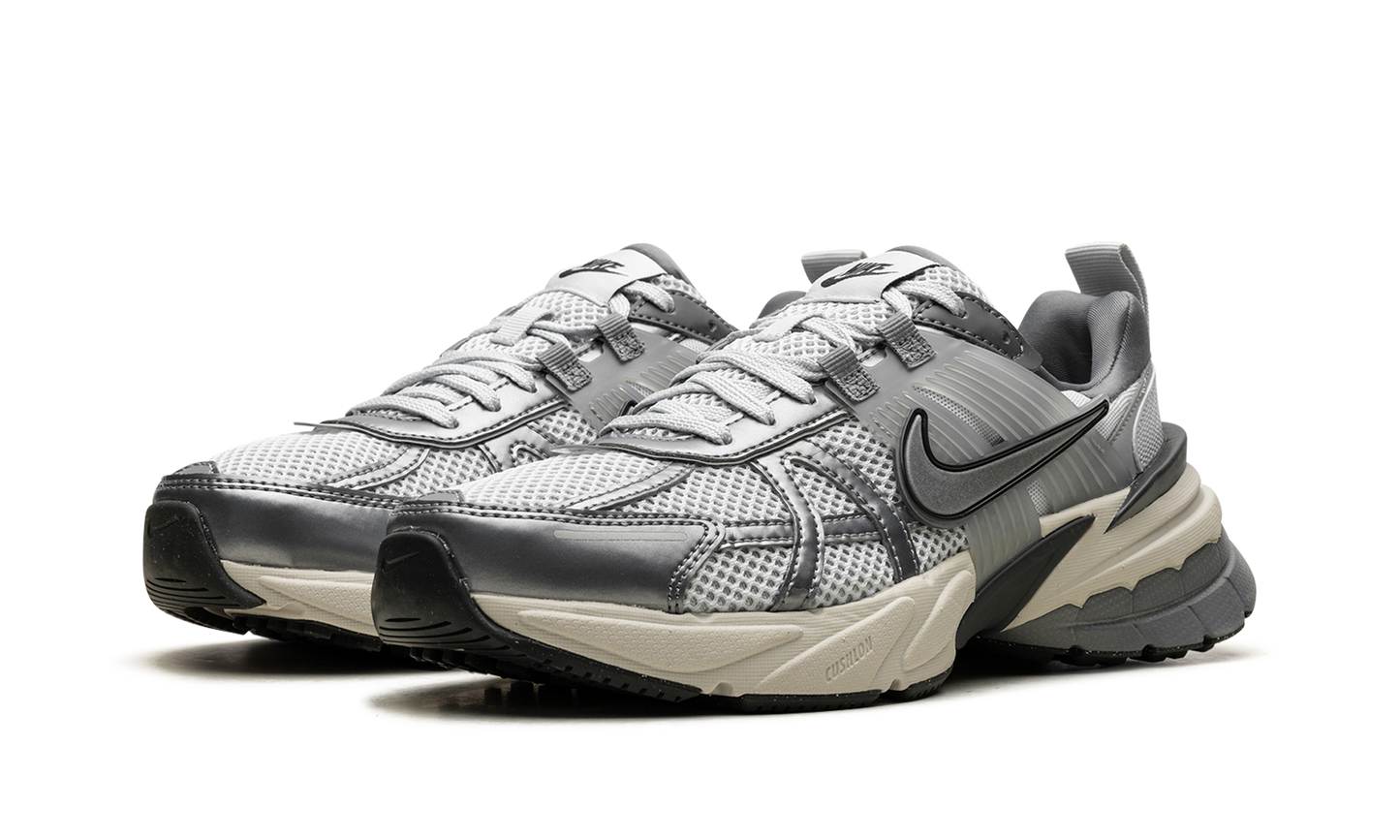 V2K RUN WMNS "Pure Platinum Wolf Grey"