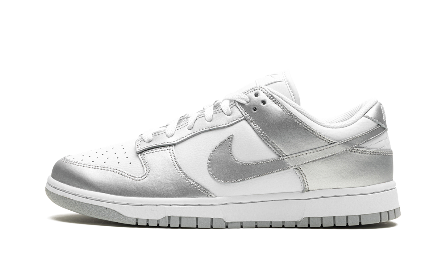 DUNK LOW WMNS "Metallic Silver"