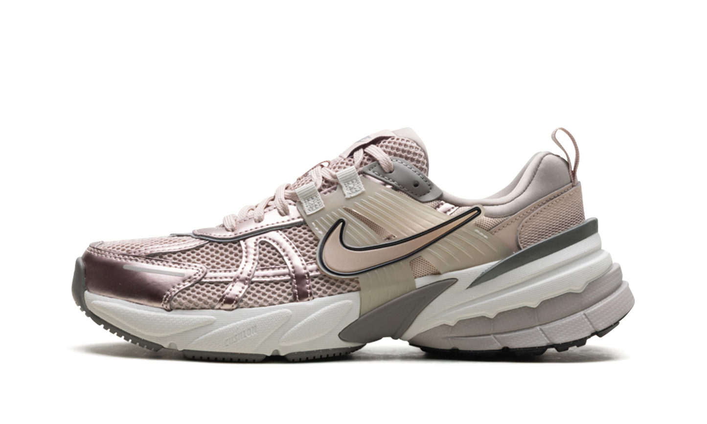 V2K Run WMNS "Particle Beige College Grey Light Bone"