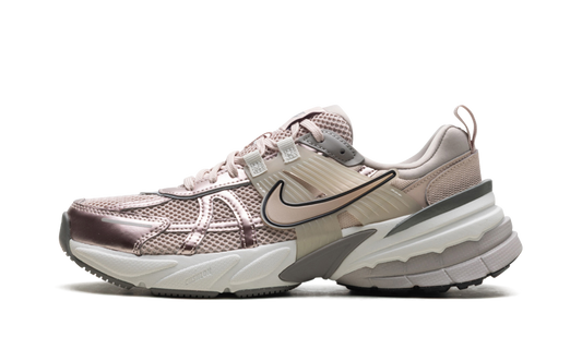 V2K Run WMNS "Particle Beige College Grey Light Bone"