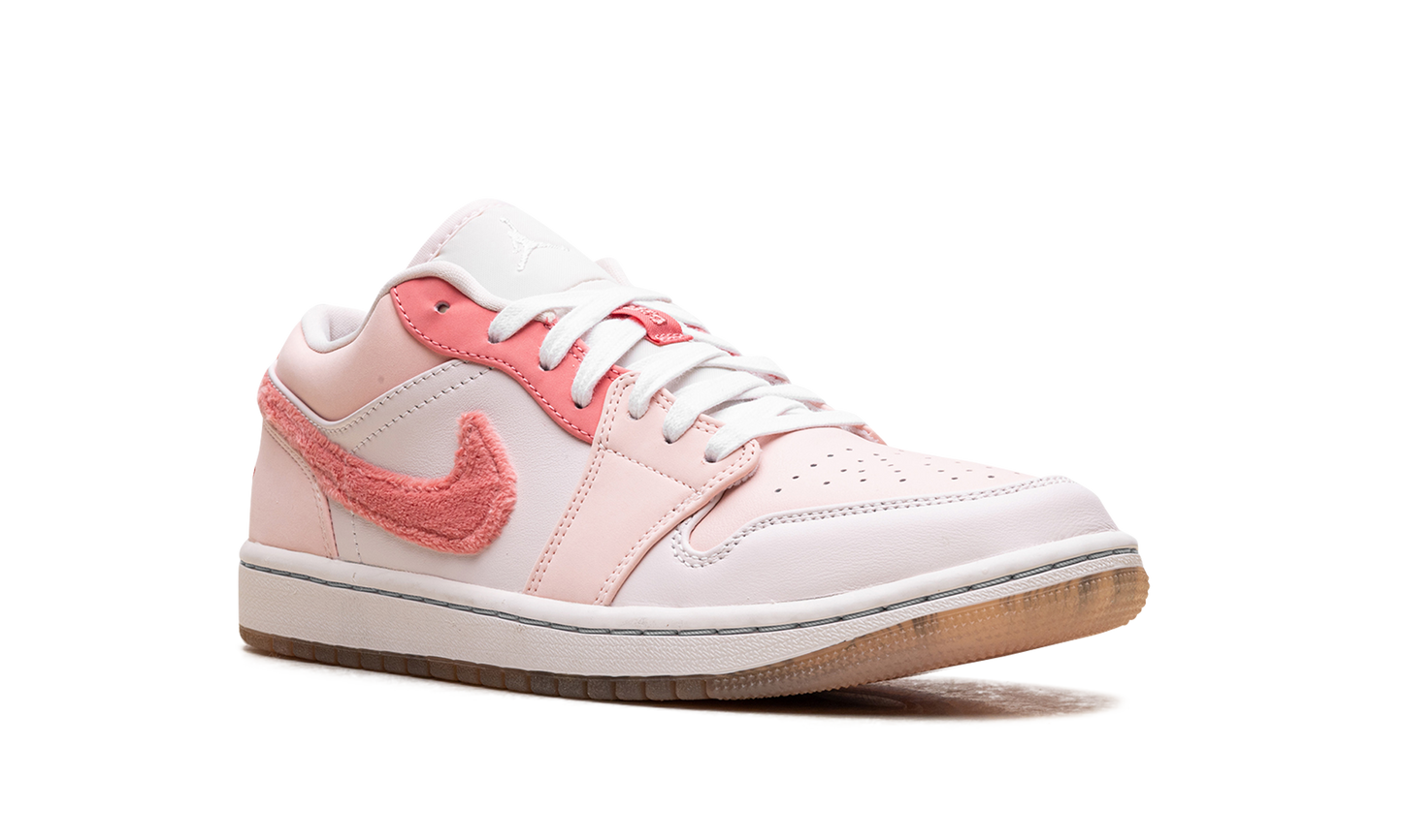 Jordan 1 Low SE WMNS "Mighty Swooshers Pink"
