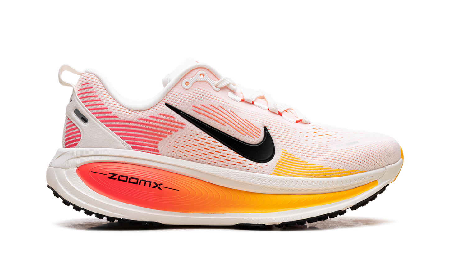 Vomero 18 WMNS "Sail Bright Crimson Laser Orange"