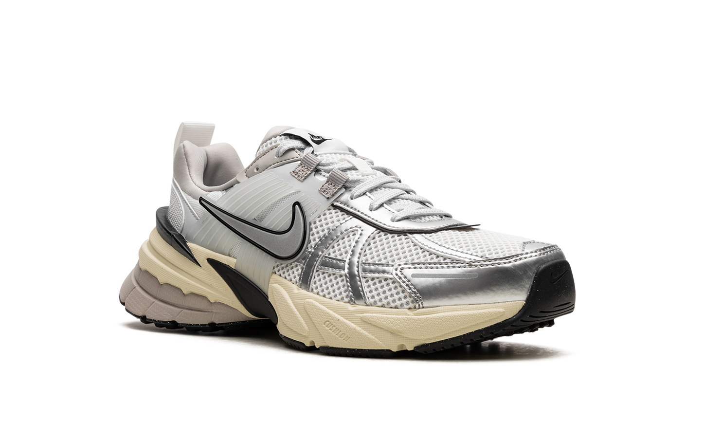 V2K RUN WMNS "Metallic Silver"
