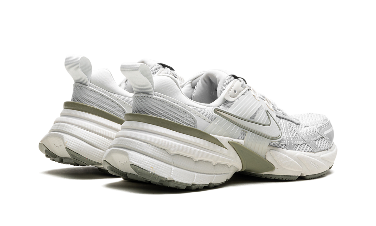 V2K Run WMNS "Photon Dust Light Silver"