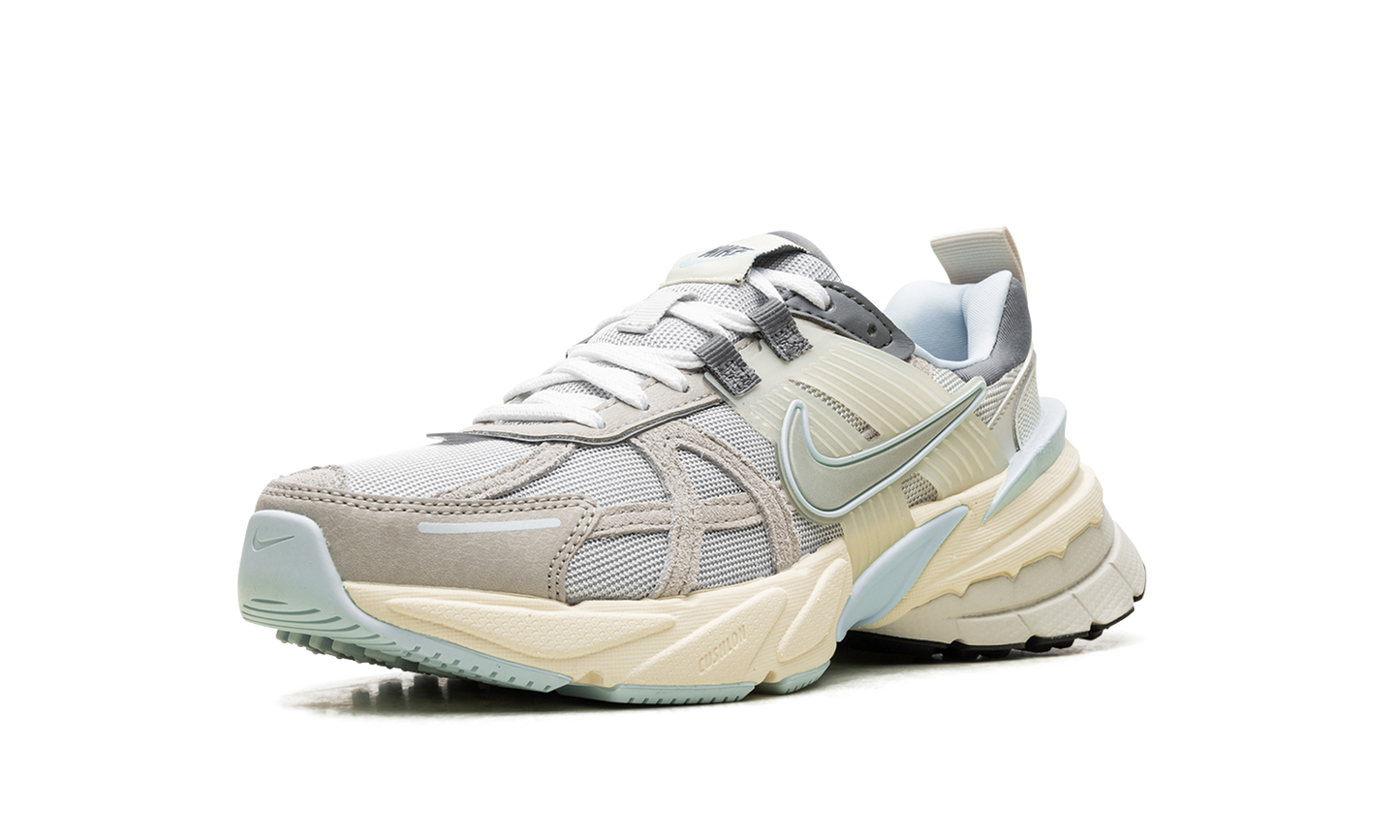 V2K Run WMNS "METALLIC PLATINUM"