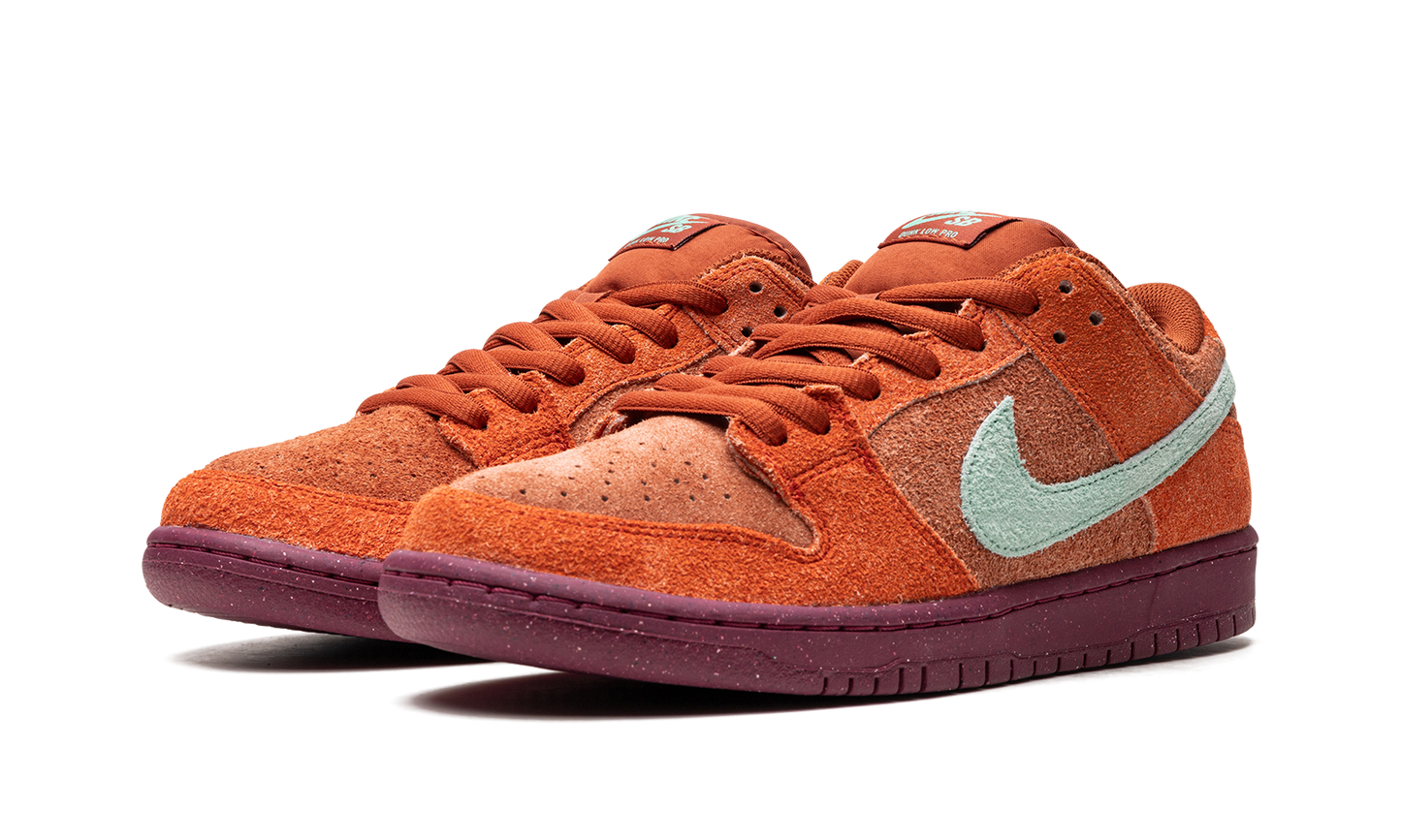 SB Dunk Low Pro Prm "Mystic Red"
