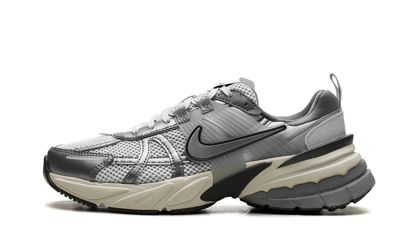 V2K RUN WMNS "Pure Platinum Wolf Grey"