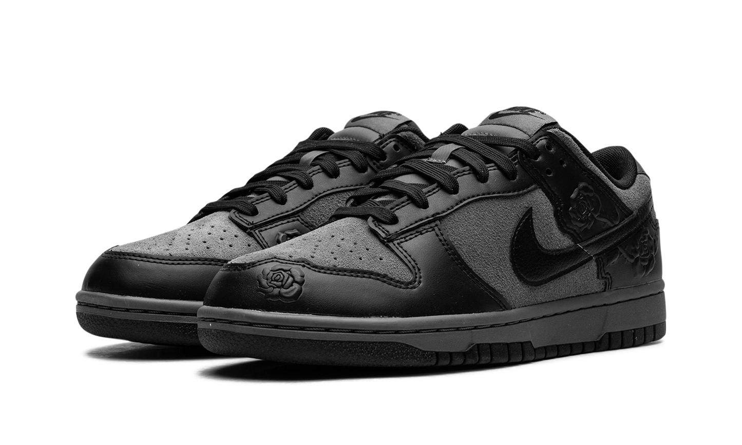 Dunk Low WMNS "Black Roses"