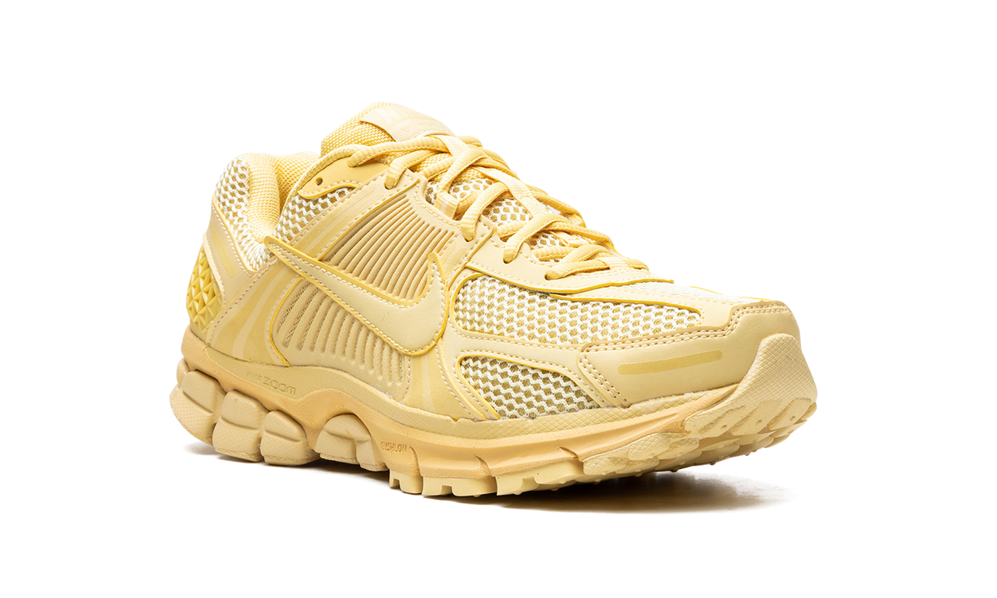 Zoom Vomero 5 "Saturn Gold"