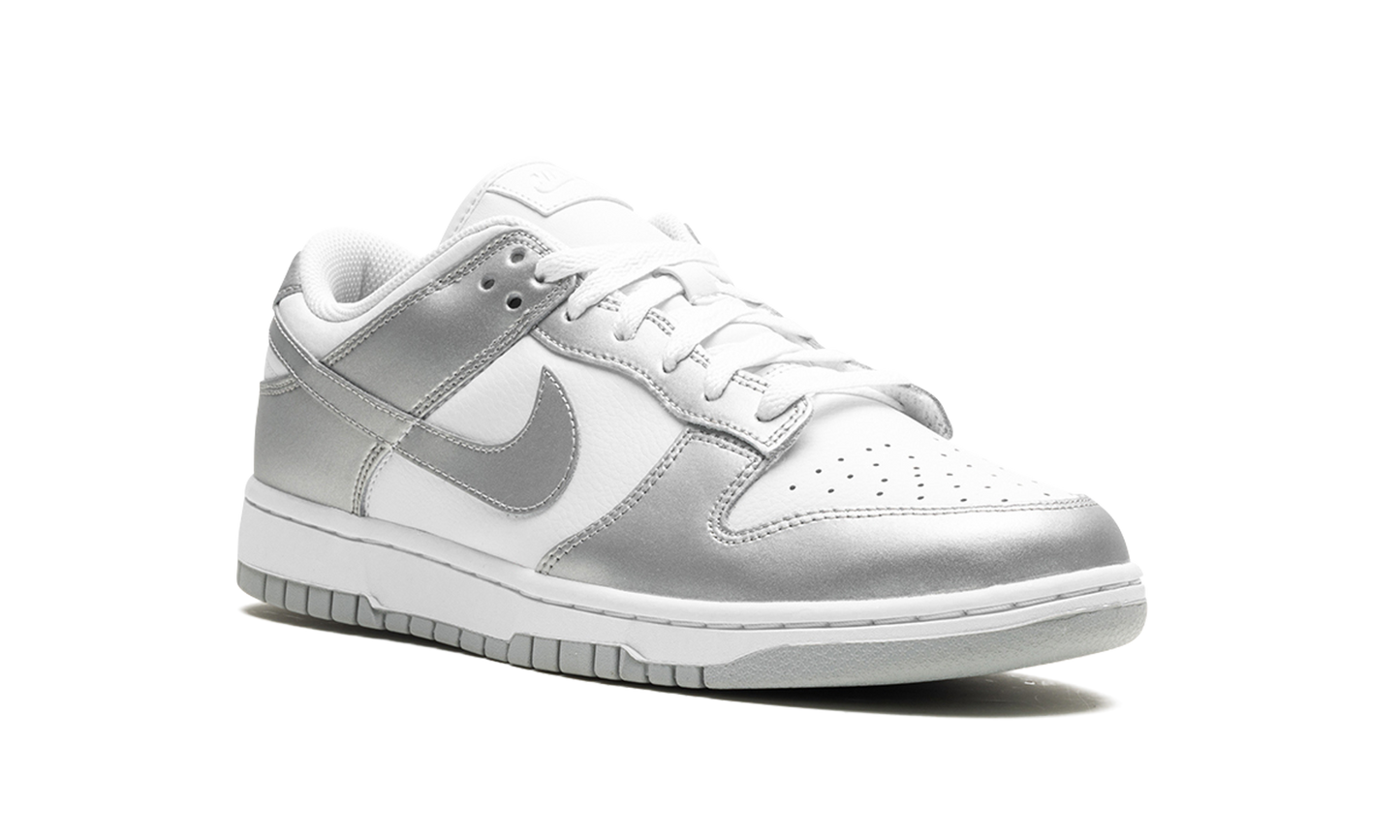DUNK LOW WMNS "Metallic Silver"