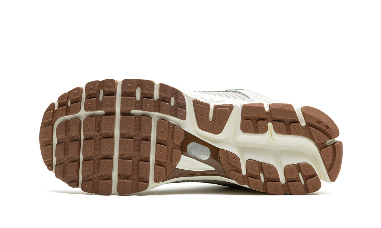 ZOOM VOMERO 5 WMNS "Light Orewood Brown"