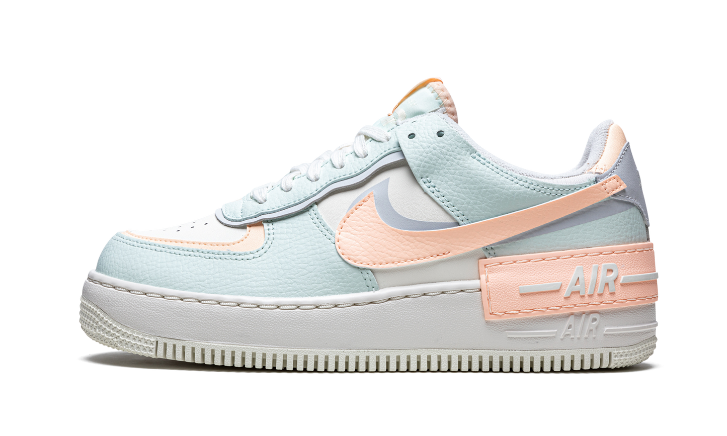 AF1 SHADO WMNS "Barely Green / Crimson Tint"