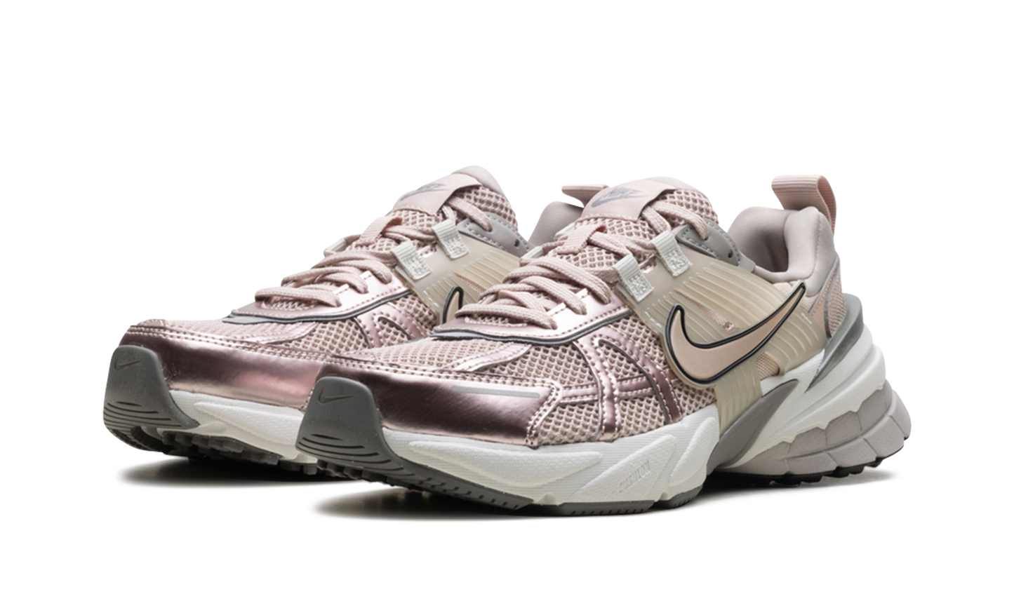 V2K Run WMNS "Particle Beige College Grey Light Bone"