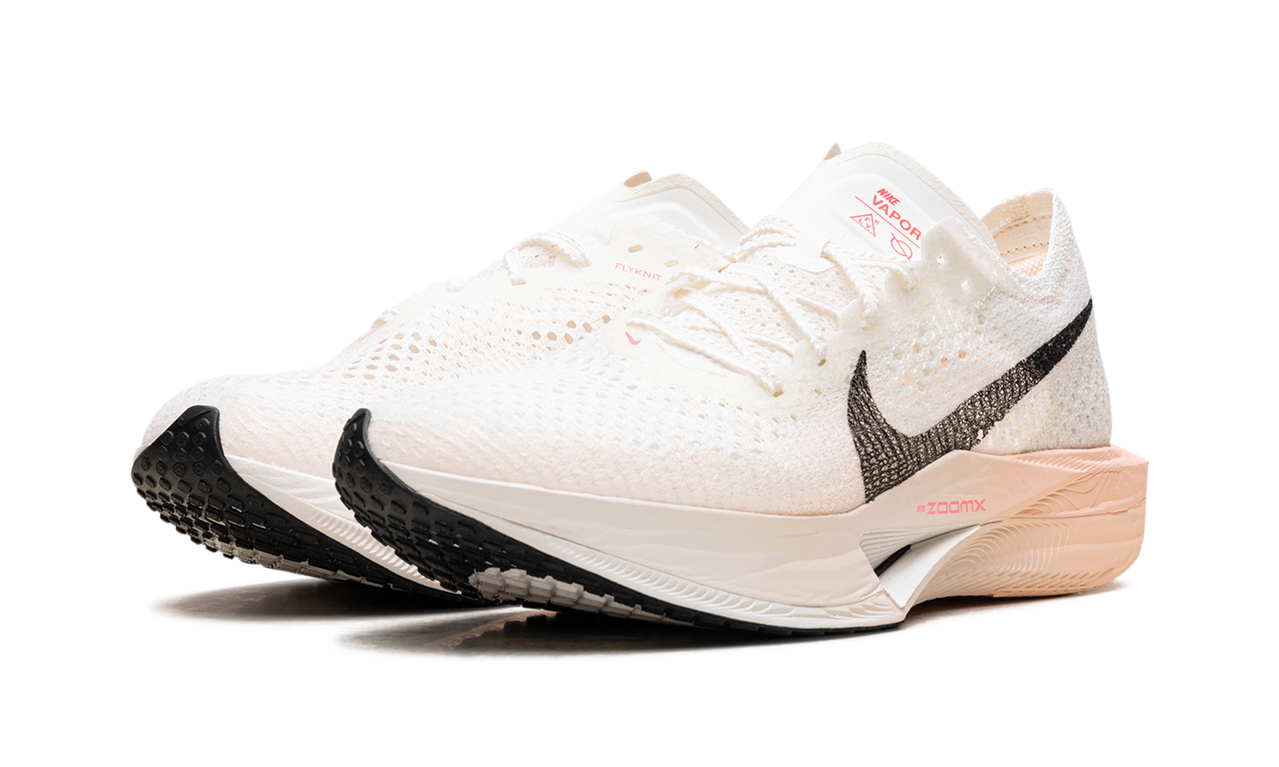 ZoomX Invincible Run 3 WMNS "Sail Guava Ice"