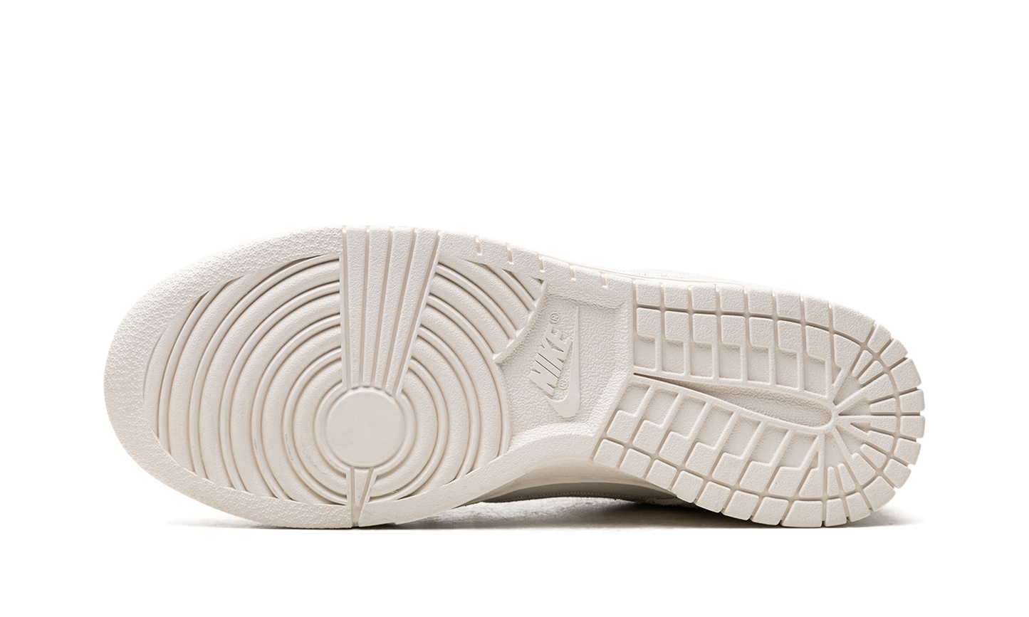 DUNK LOW WMNS "Ridescent Swoosh"