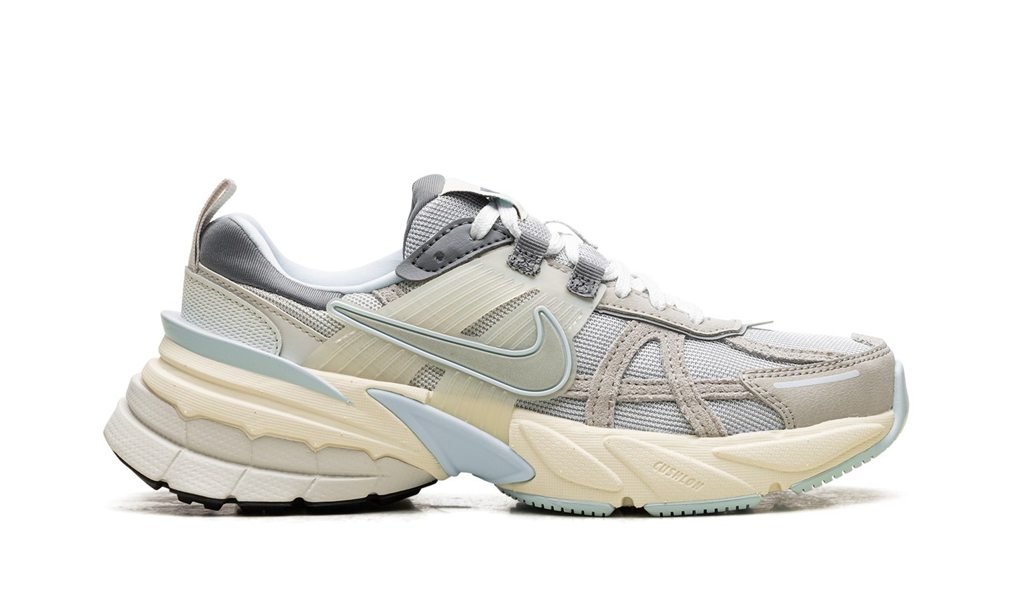 V2K Run WMNS "METALLIC PLATINUM"