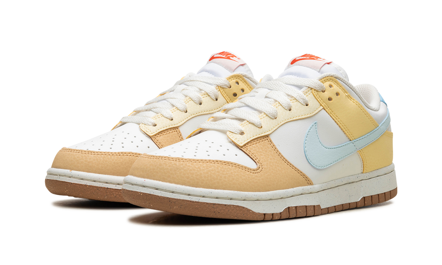 DUNK LOW WMNS "Soft Yellow"
