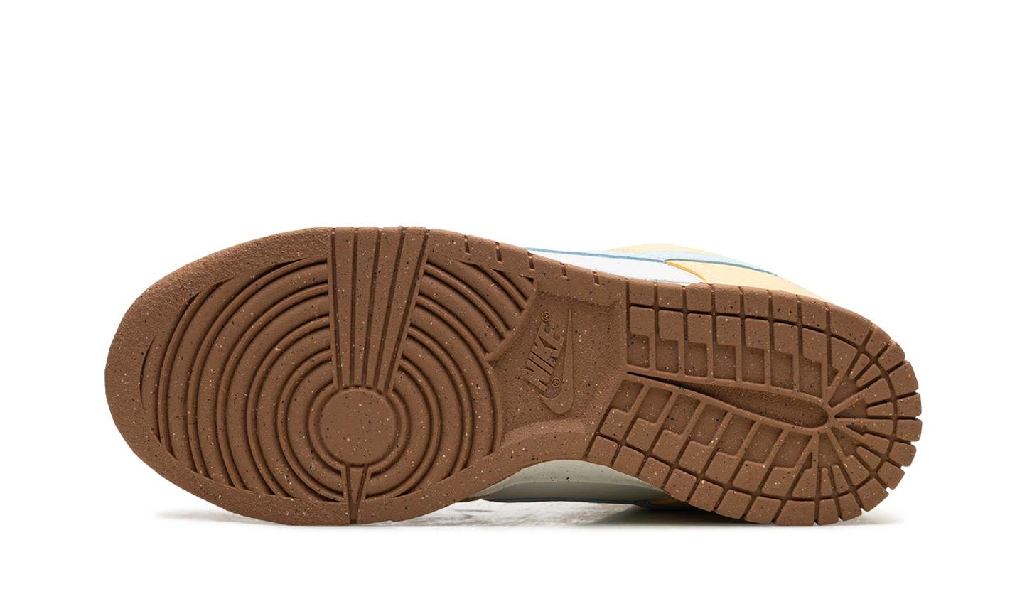 DUNK LOW WMNS "Soft Yellow"