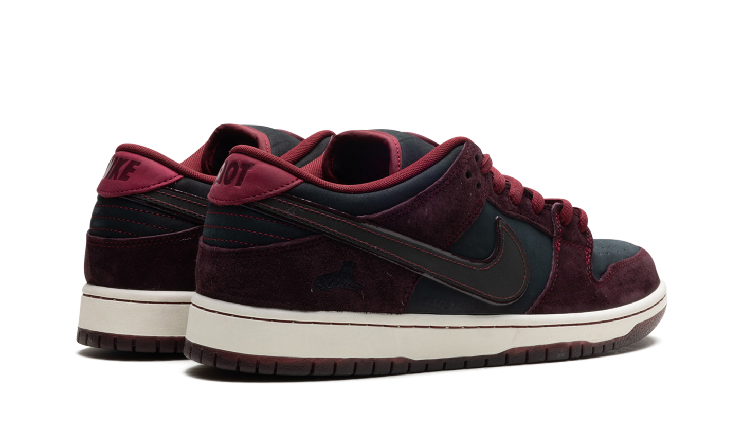 SB Dunk Low "Riot Skateshop"