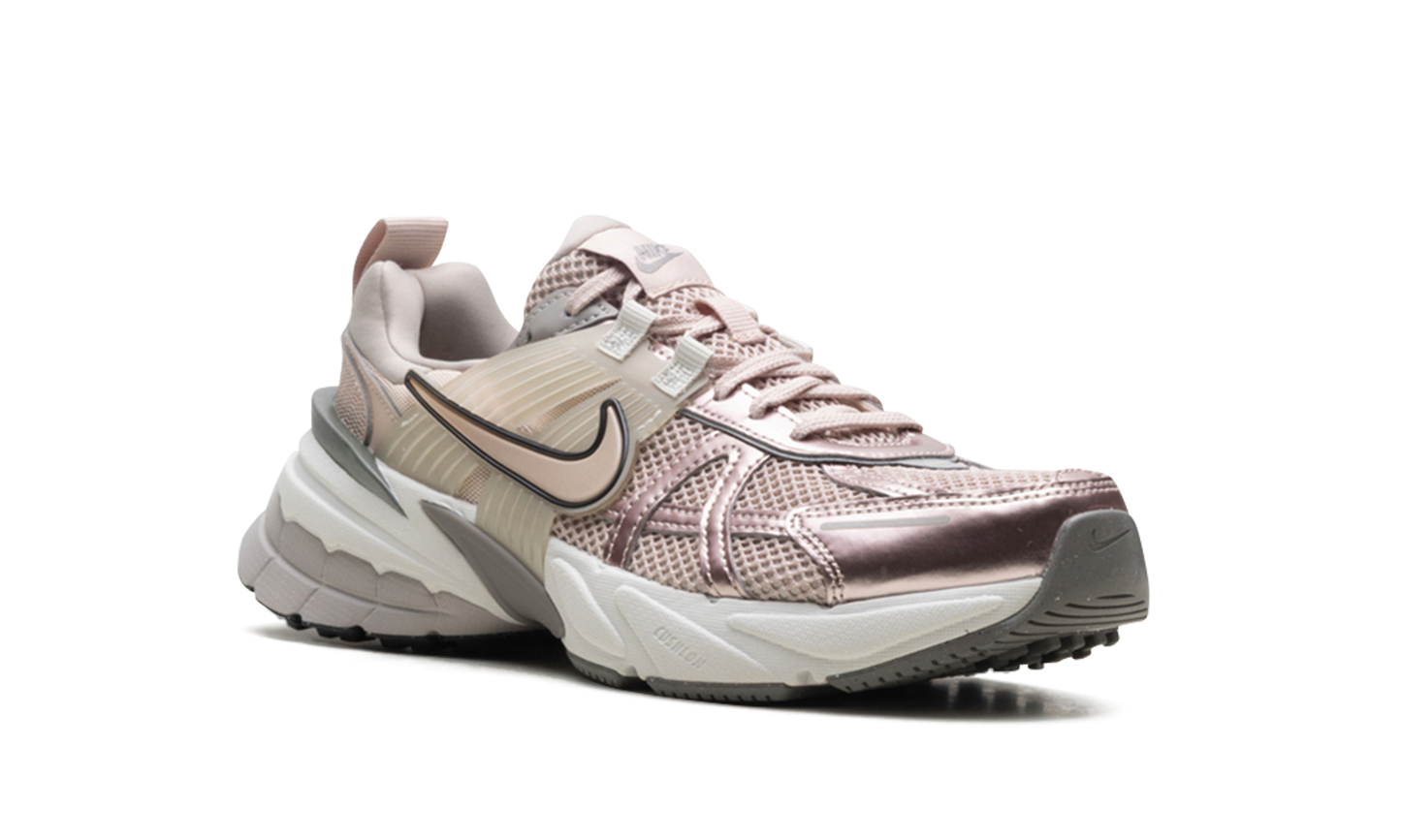 V2K Run WMNS "Particle Beige College Grey Light Bone"