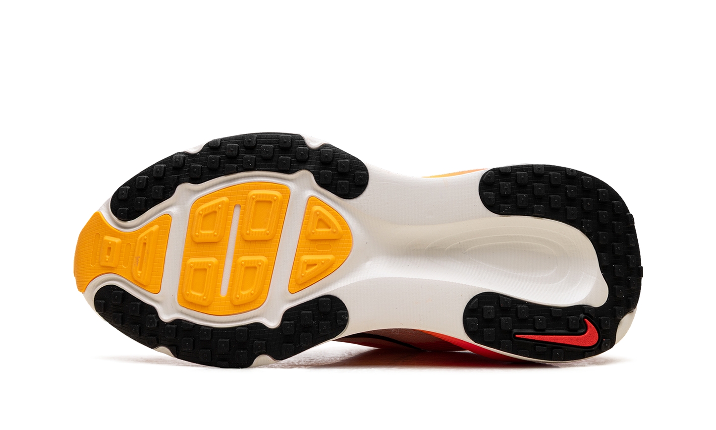 Vomero 18 WMNS "Sail Bright Crimson Laser Orange"