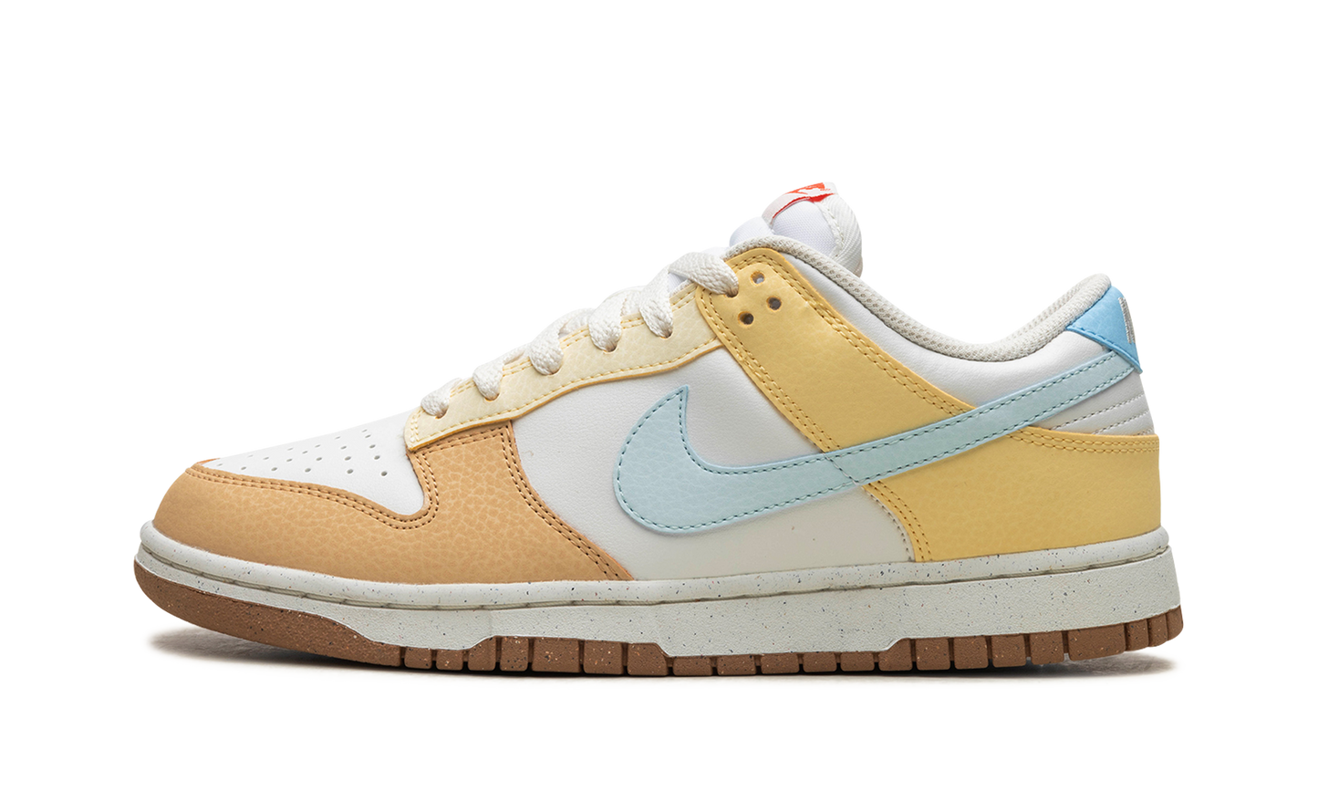DUNK LOW WMNS "Soft Yellow"