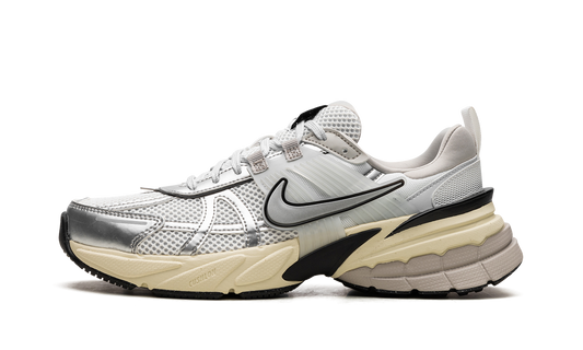 V2K RUN WMNS "Metallic Silver"