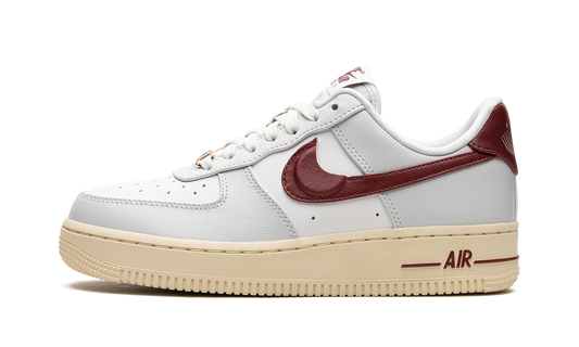 AIR FORCE 1 LO WMNS "Swoosh Pocket - Team Red"