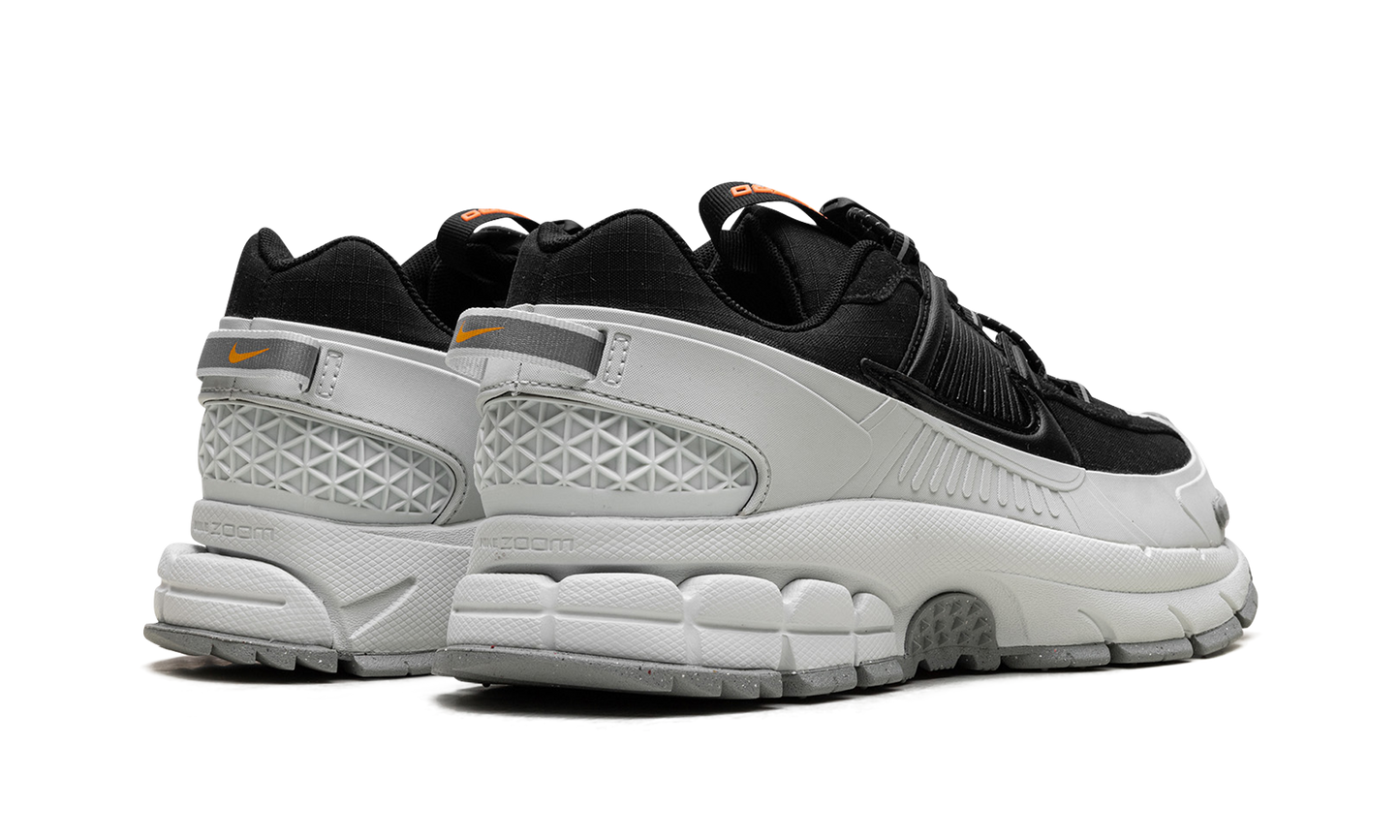 Zoom Vomero 5 Roam "Black Light Silver"