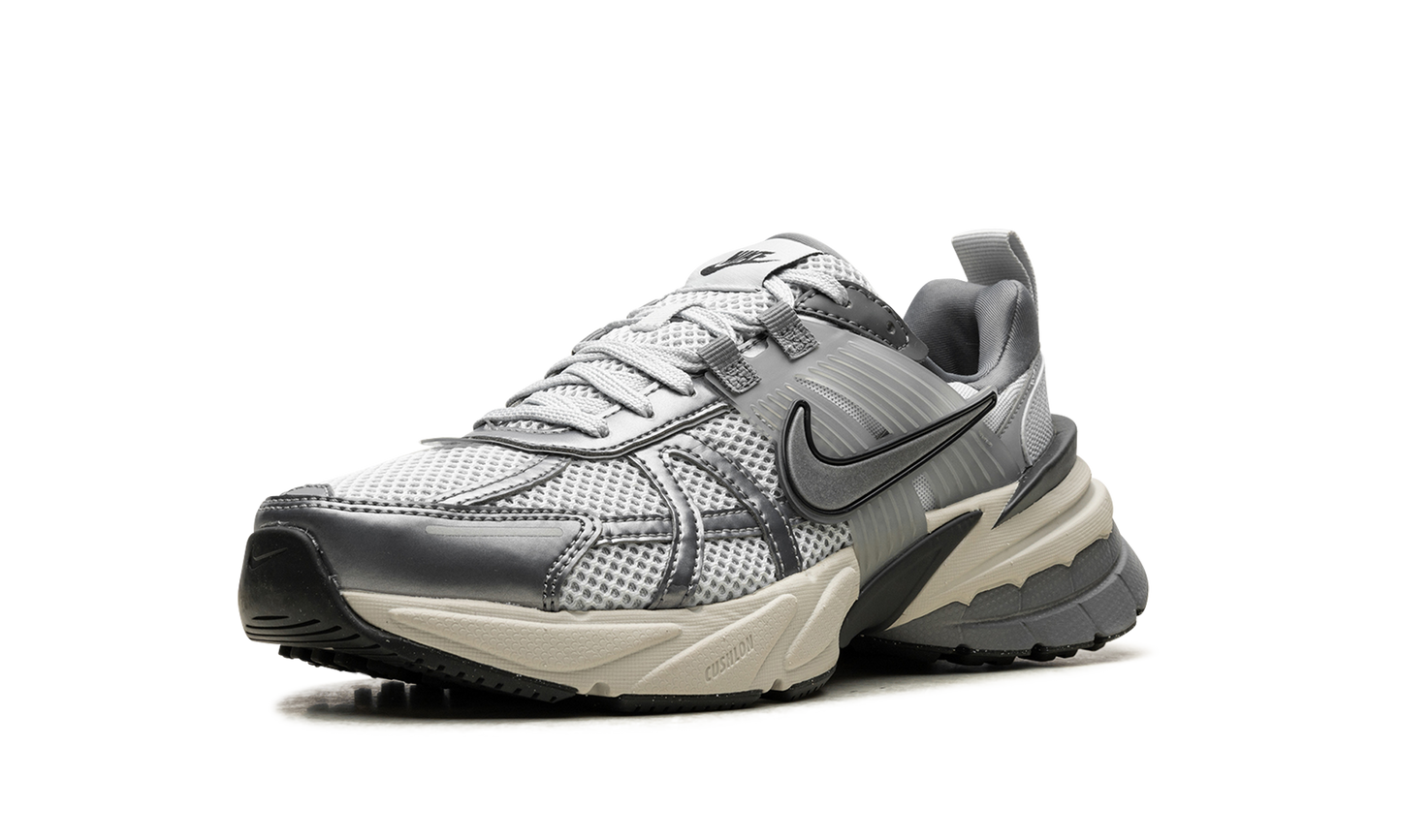 V2K RUN WMNS "Pure Platinum Wolf Grey"