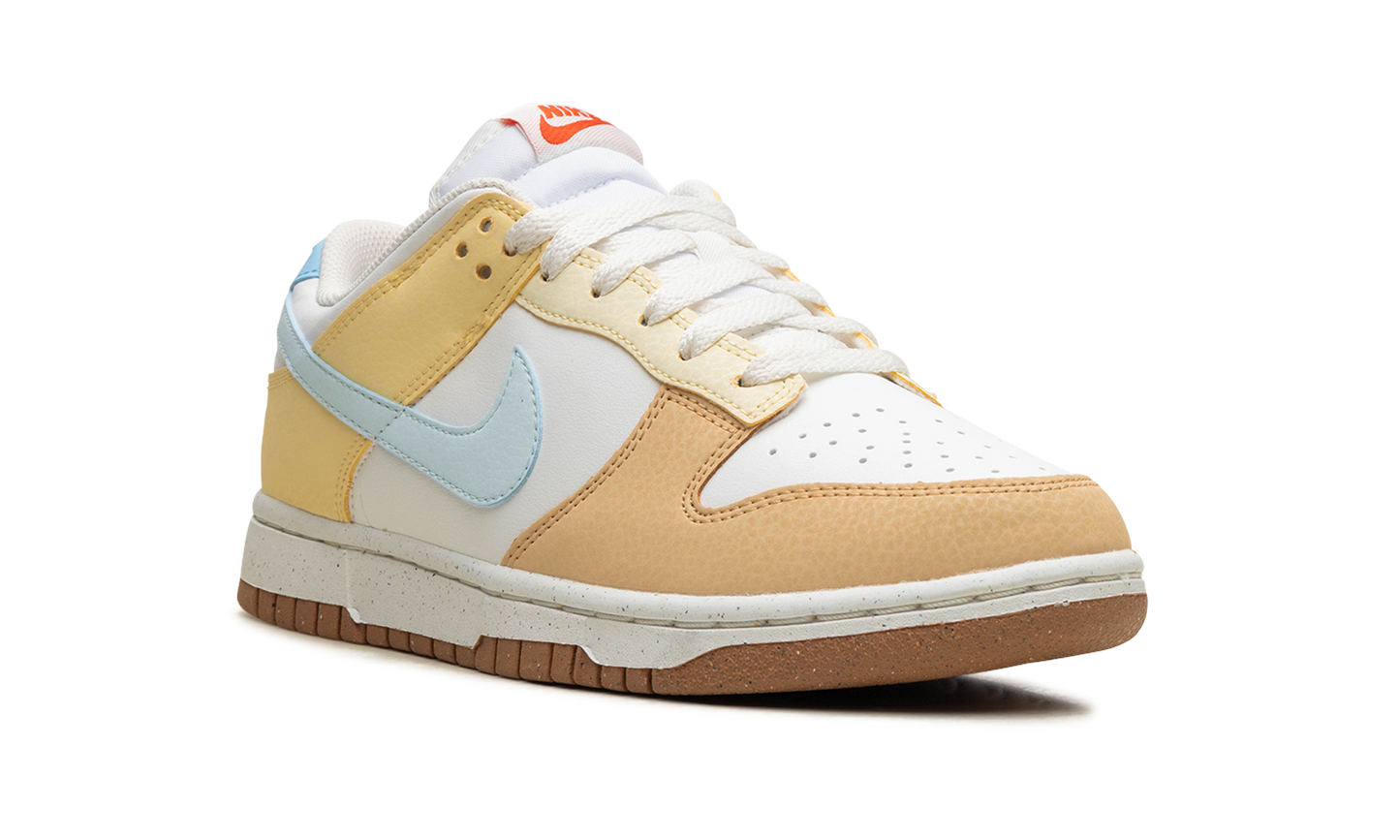 DUNK LOW WMNS "Soft Yellow"