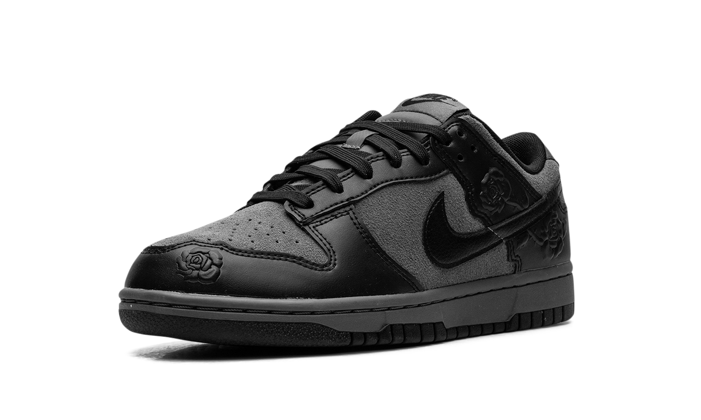 Dunk Low WMNS "Black Roses"