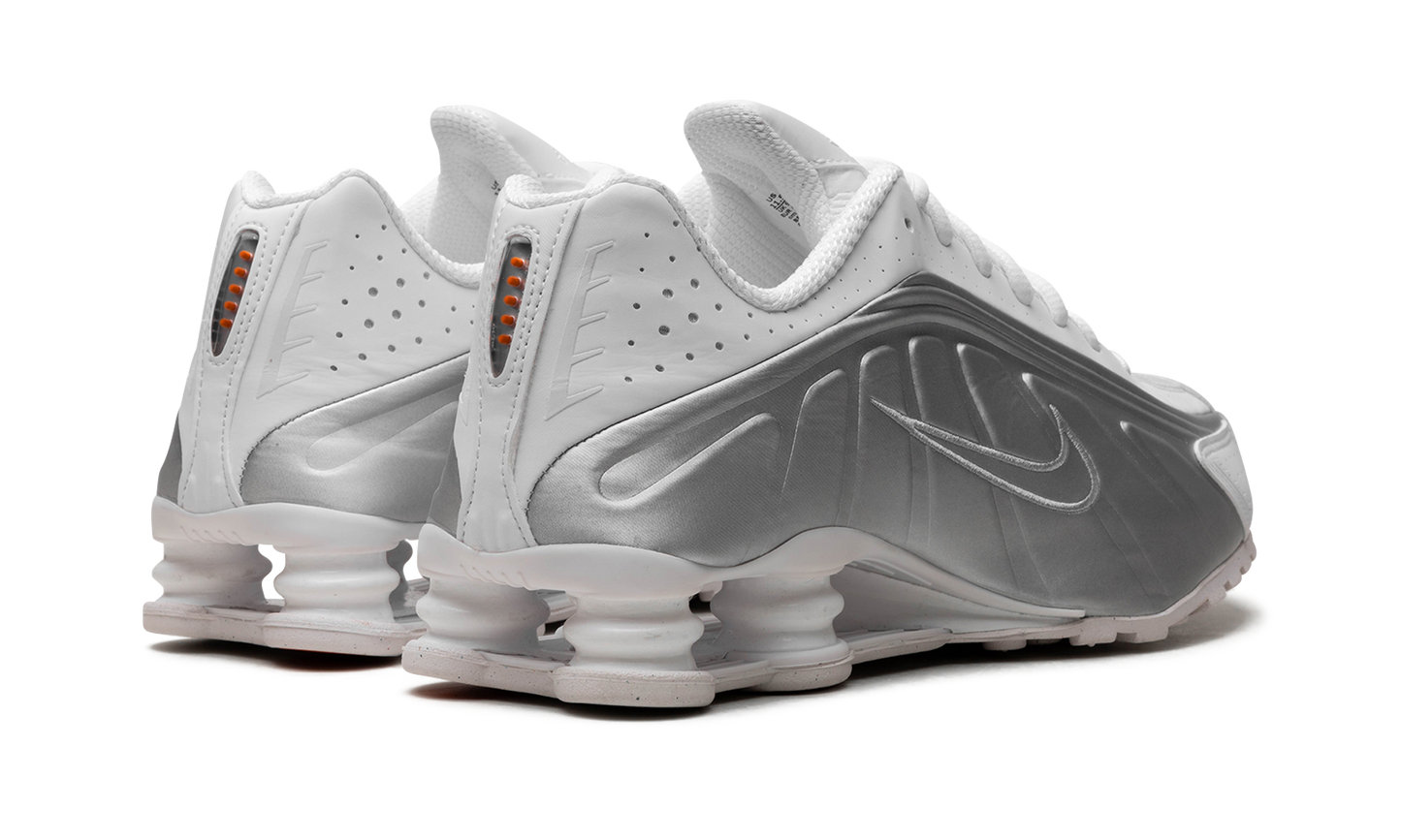 SHOX R4 MNS WMNS "Metallic silver"