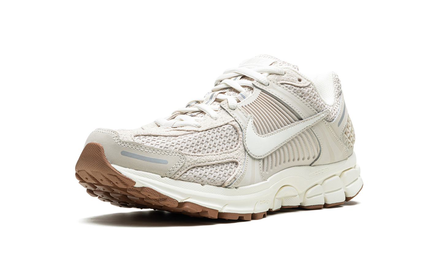 ZOOM VOMERO 5 WMNS "Light Orewood Brown"