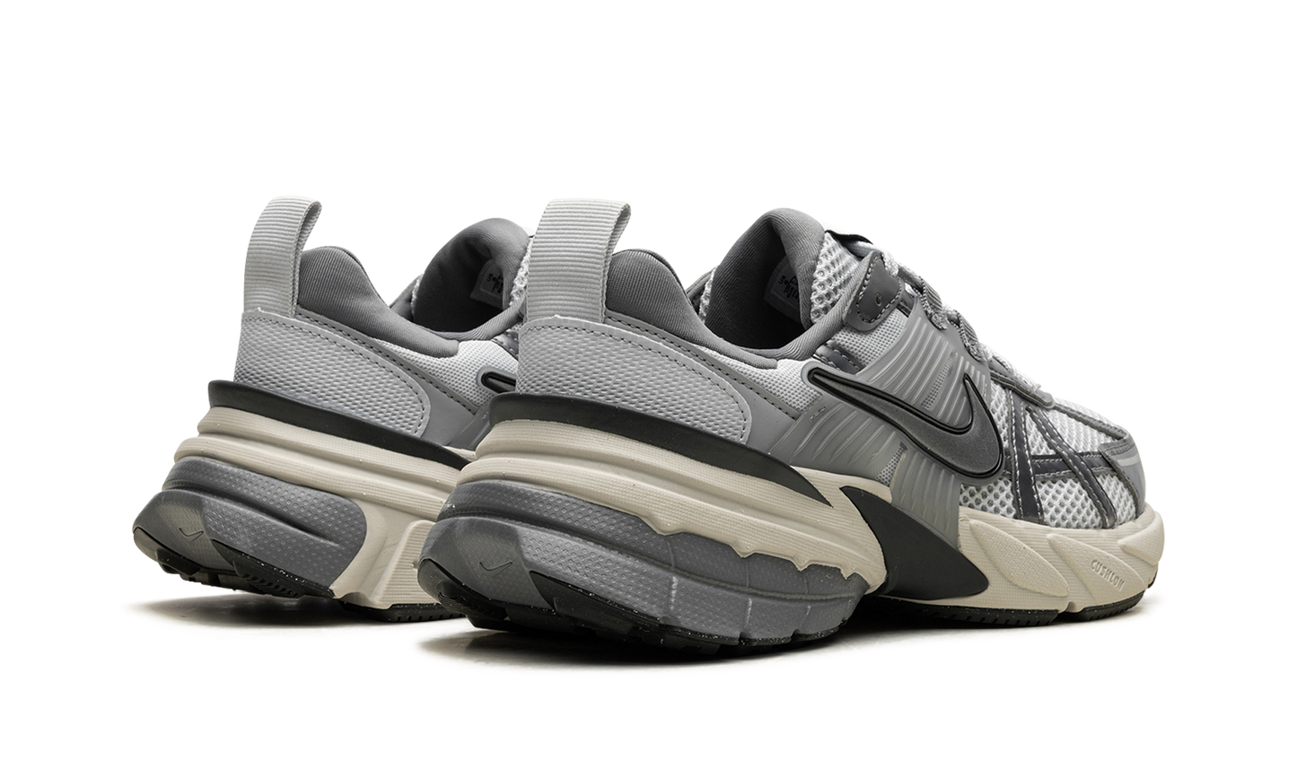 V2K RUN WMNS "Pure Platinum Wolf Grey"