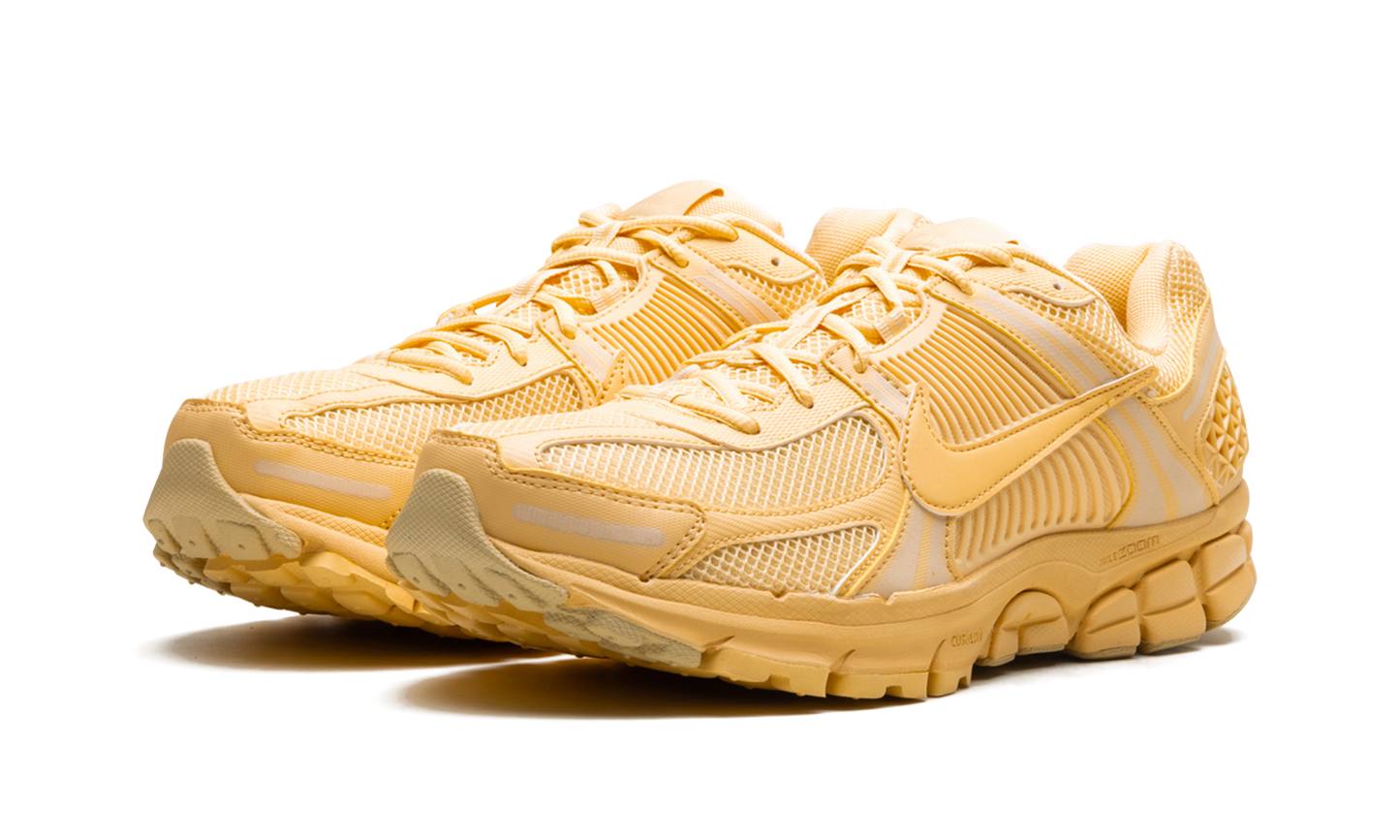 Zoom Vomero 5 "Celestial Gold"