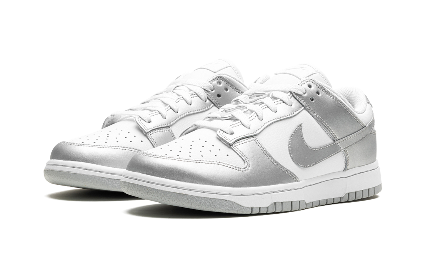 DUNK LOW WMNS "Metallic Silver"