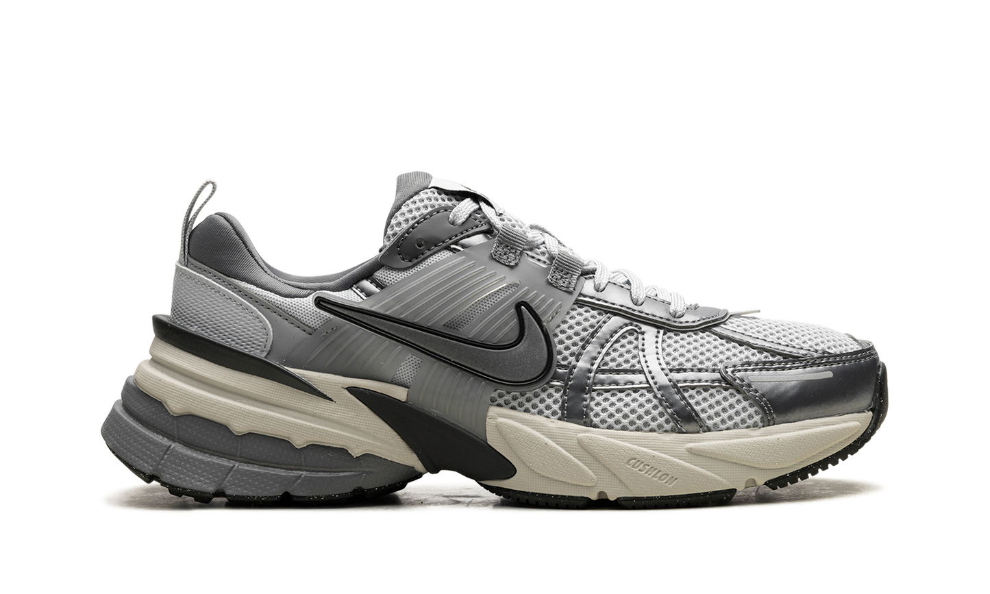 V2K RUN WMNS "Pure Platinum Wolf Grey"