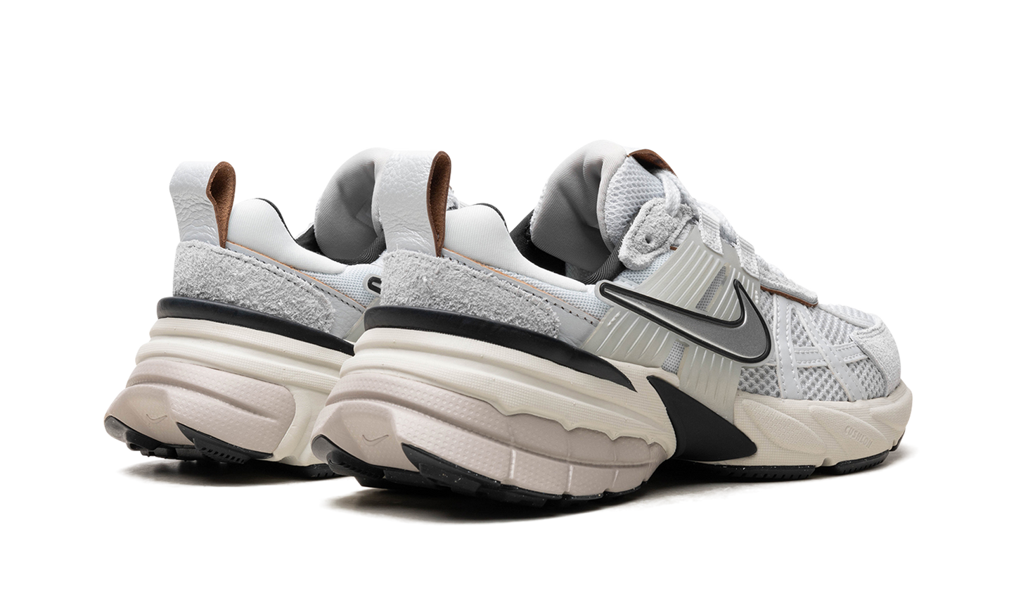V2K Run WMNS "Pure Platinum / Chrome"