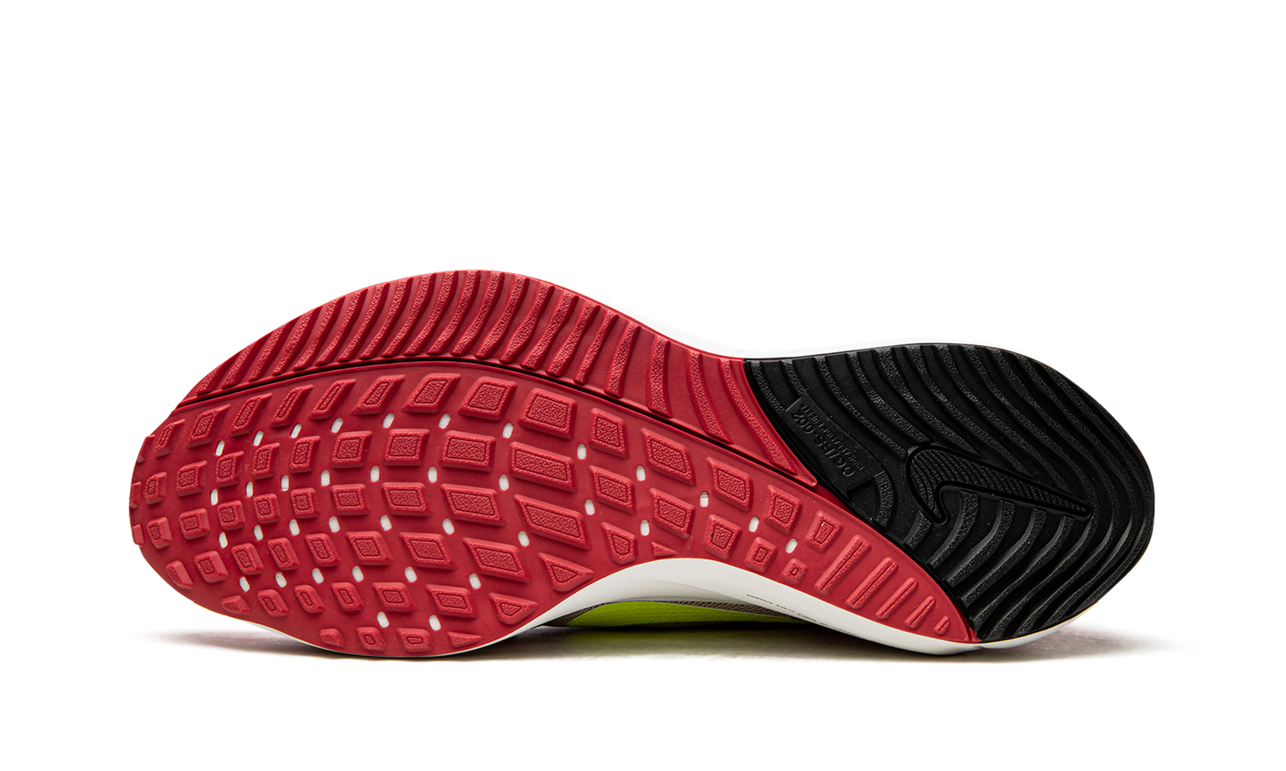 Zoom Vomero 16 "Siren Red"