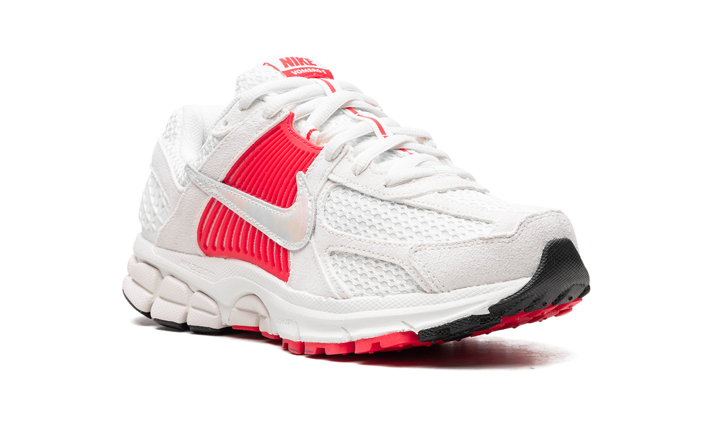 Air Zoom Vomero 5 WMNS "Siren Red"