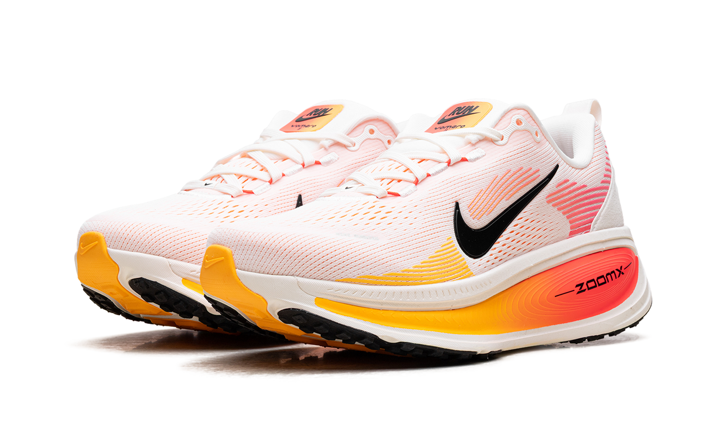 Vomero 18 WMNS "Sail Bright Crimson Laser Orange"