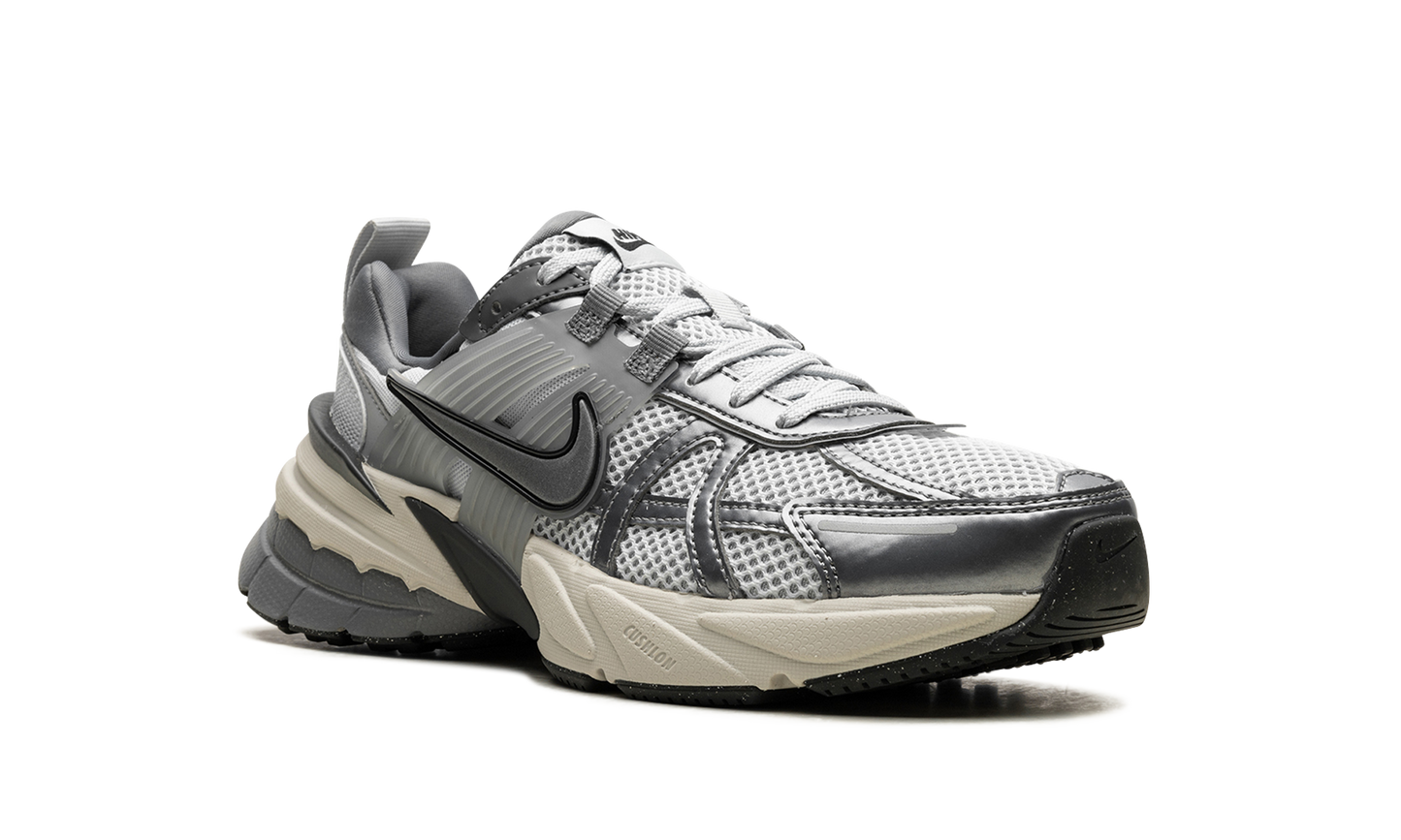 V2K RUN WMNS "Pure Platinum Wolf Grey"