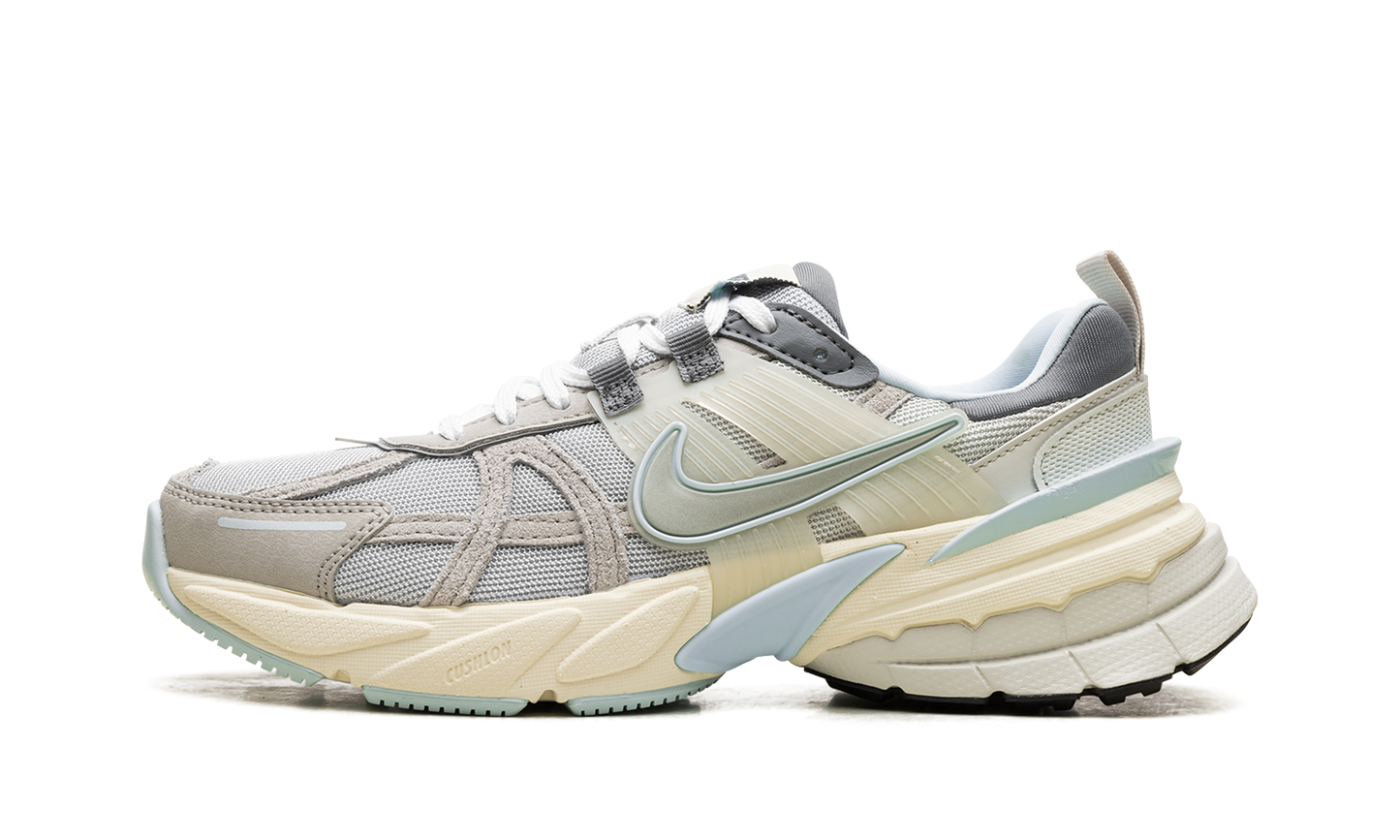 V2K Run WMNS "METALLIC PLATINUM"