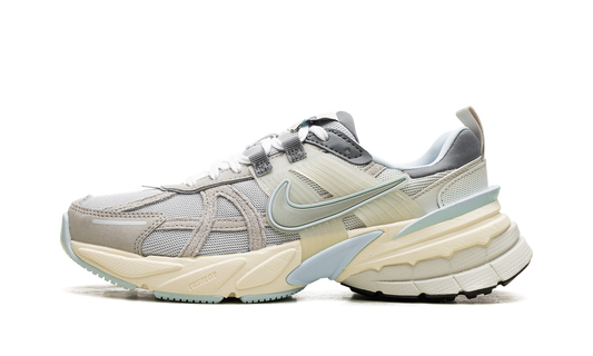 V2K Run WMNS "METALLIC PLATINUM"